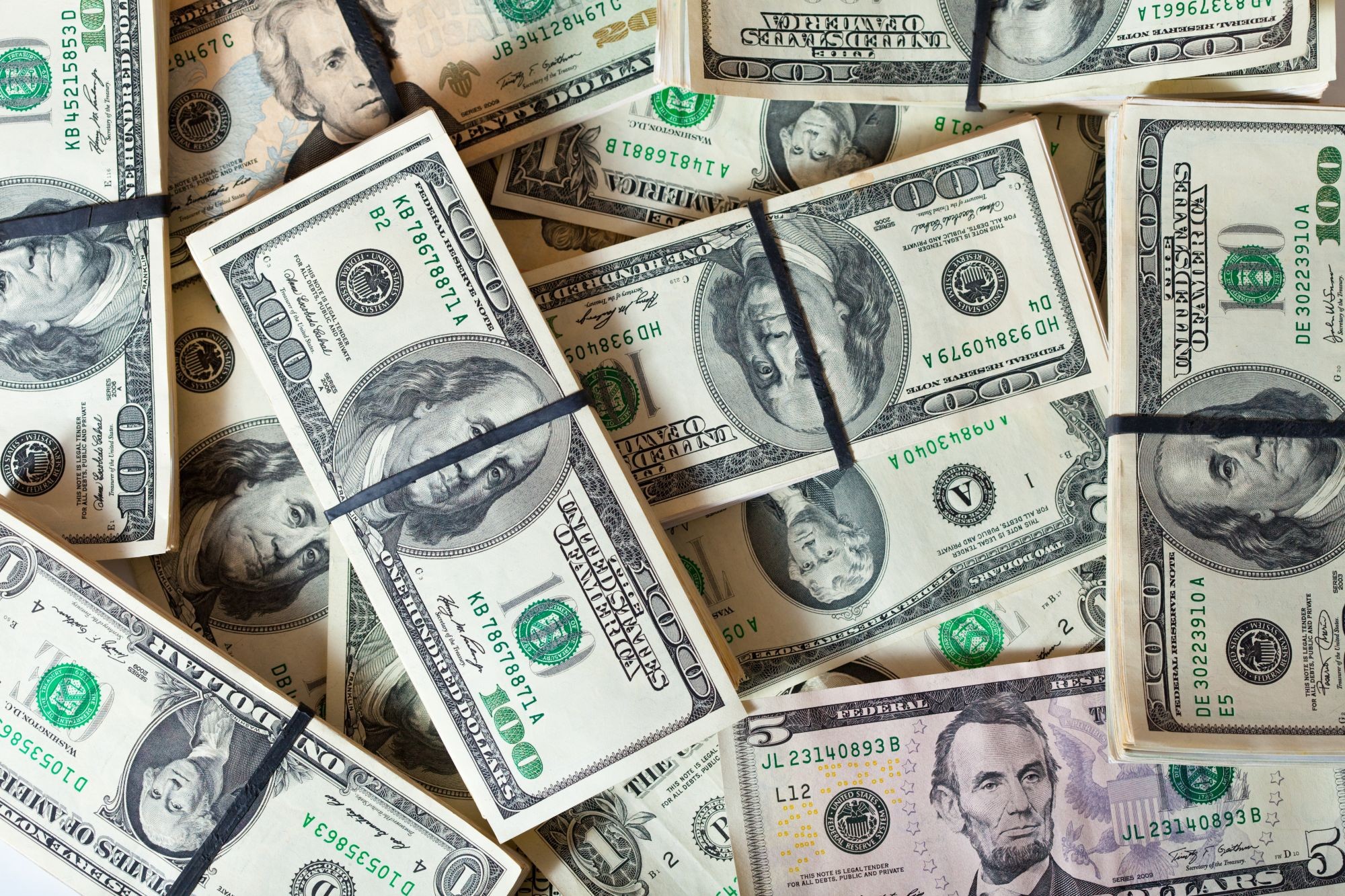 Dólar avança e encosta em R$ 5,18 com juros no radar e atenção ao cenário político; Ibovespa recua 0,90%