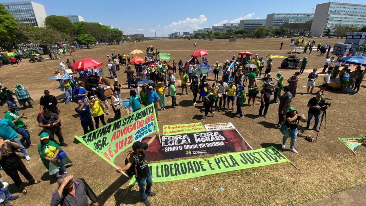 Zema and Flávio Bolsonaro Supporters Crowd Esplanade in Protest Against Moraes