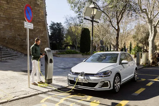Volkswagen abre pré-venda do Golf Hybrid R-Line: 170 cv, 21,7 km/l e preço de 41.400 euros