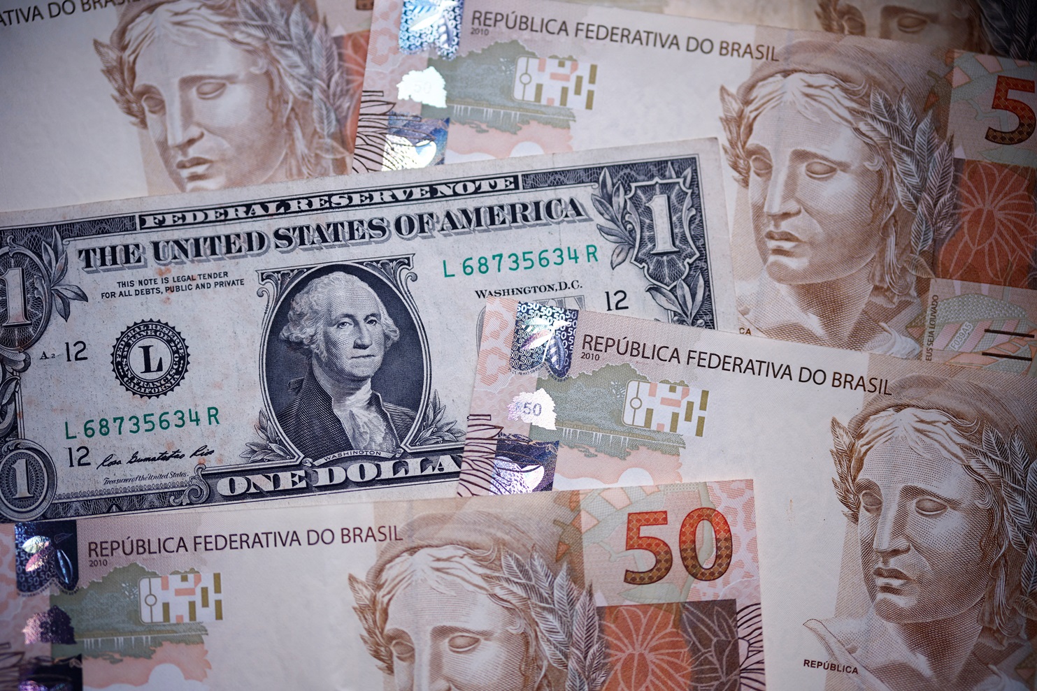Dólar atinge R$ 5,22 e marca maior fechamento em seis meses com cenário externo e pesquisas