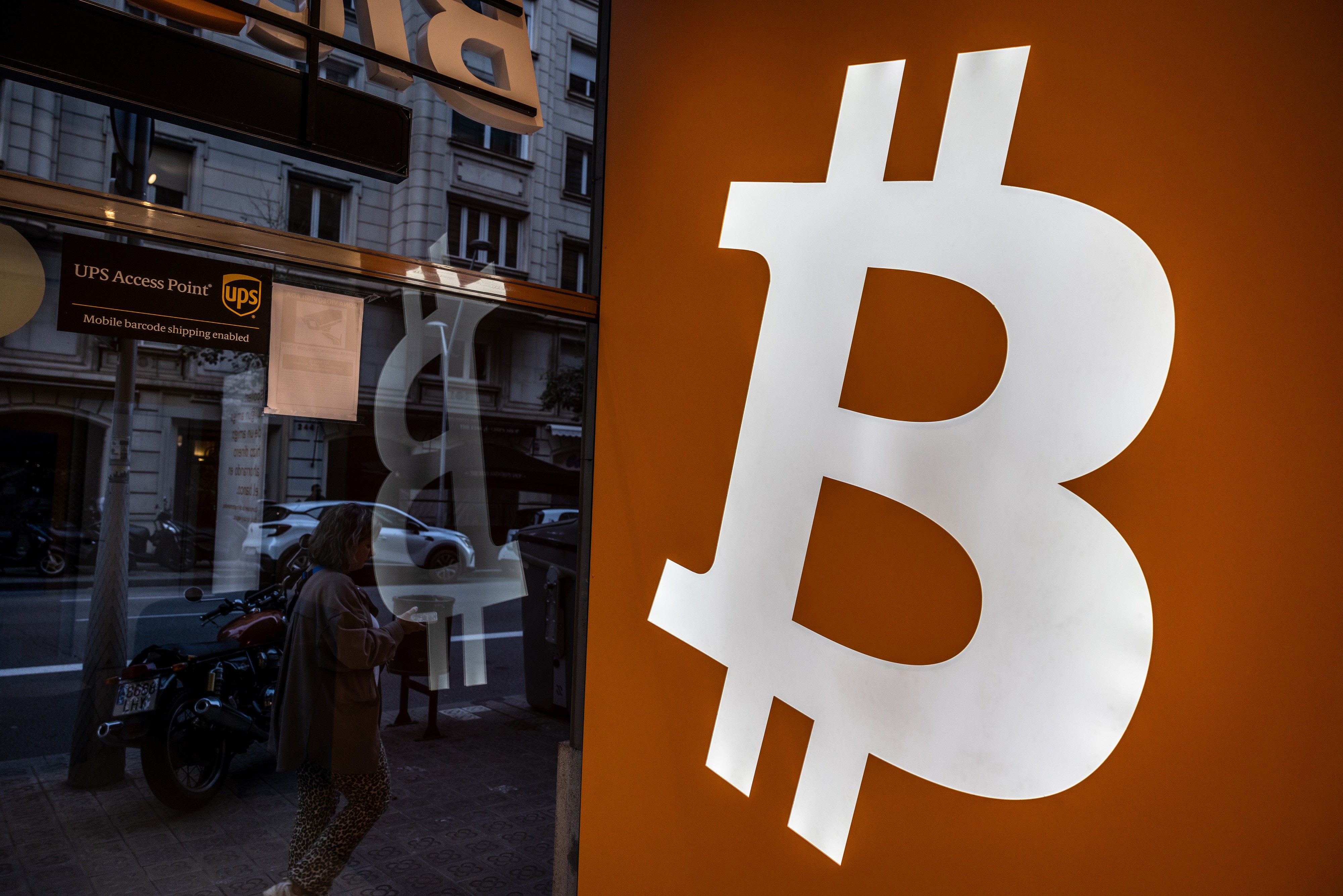 Bitcoin chute de 50% en quatre mois : ce qui explique la dégringolade de l'« or numérique »