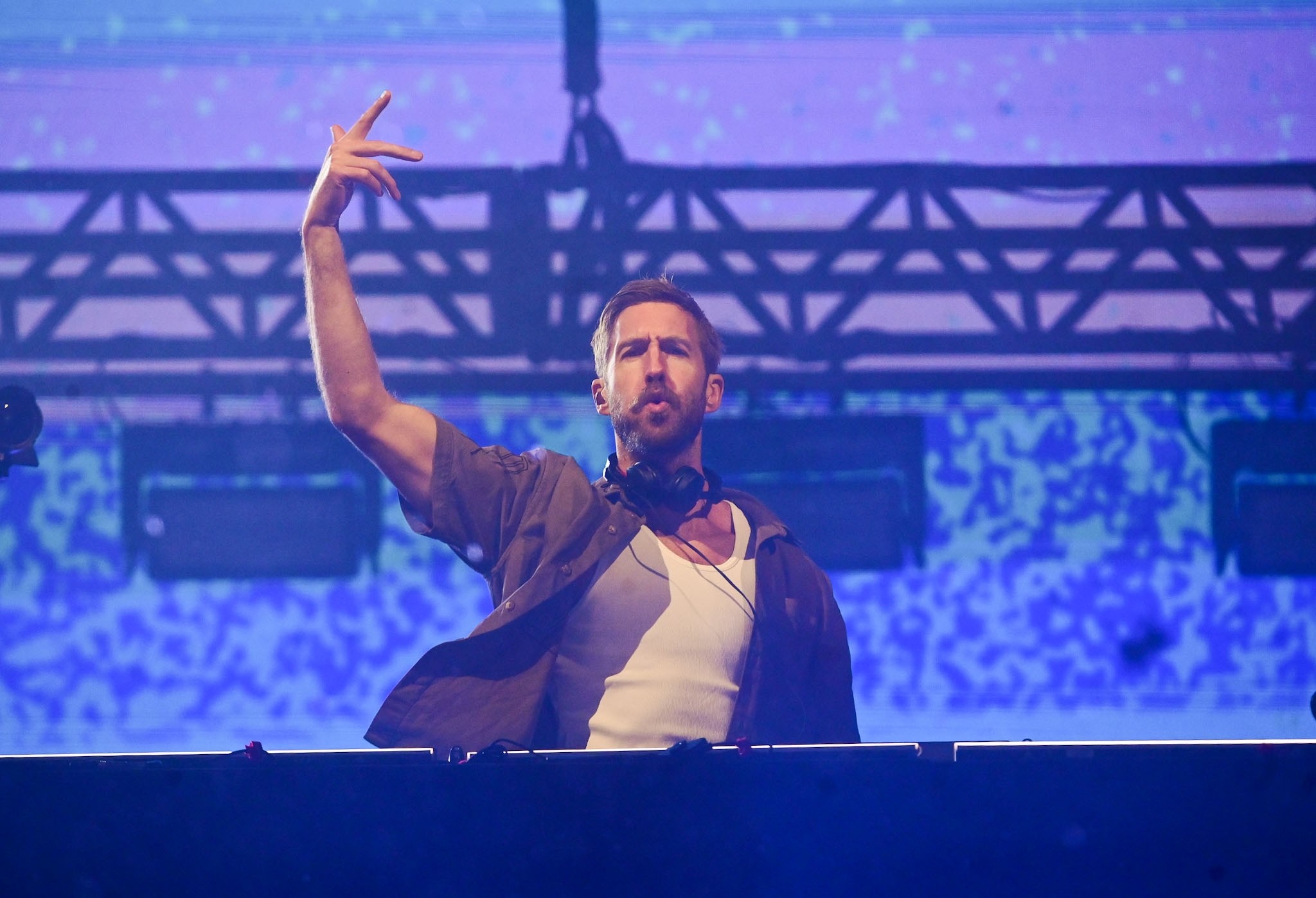 Chuva, hits e Ibiza no Brasil: Calvin Harris fecha a noite no Palco Mundo do Rock in Rio