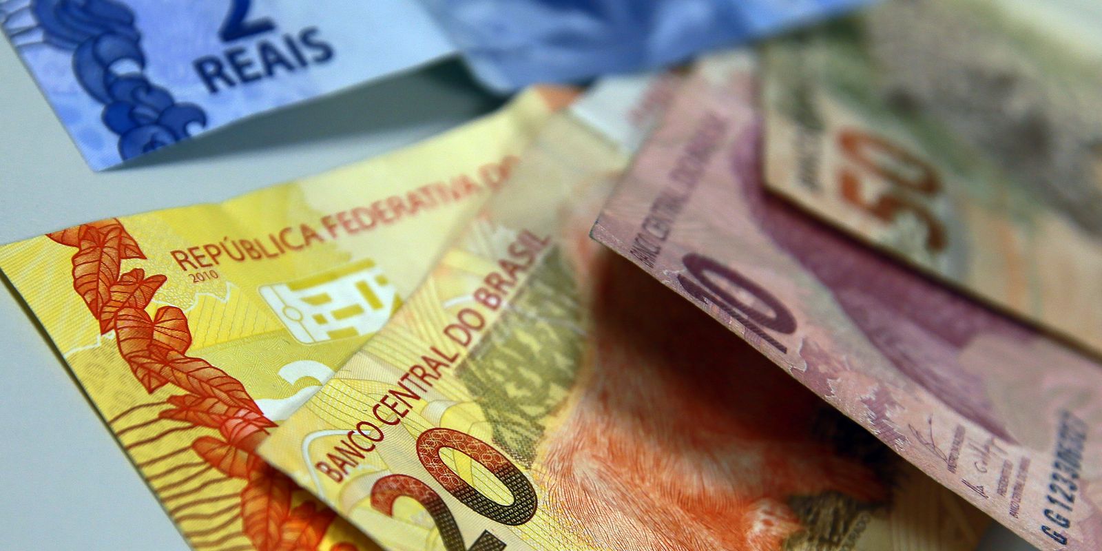 Endividamento pressiona famílias: juros sobem e calotes atingem 6% em agosto