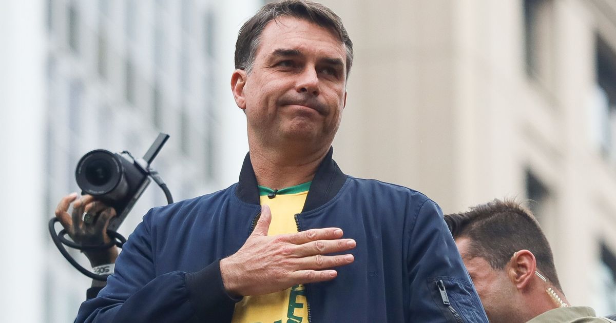 Flávio Bolsonaro Acusa Aliados de Lula de Blindar Moraes no Supremo