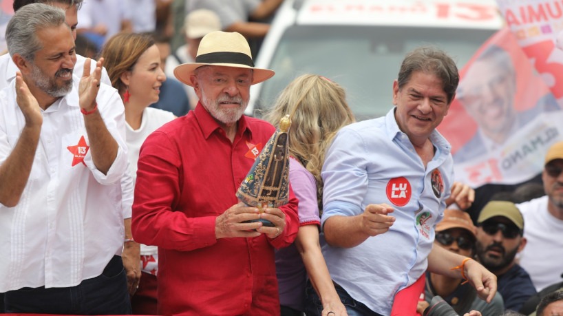 Lula Levanta Imagem de Nossa Senhora Aparecida e Reafirma Título de Padroeira em Fortaleza