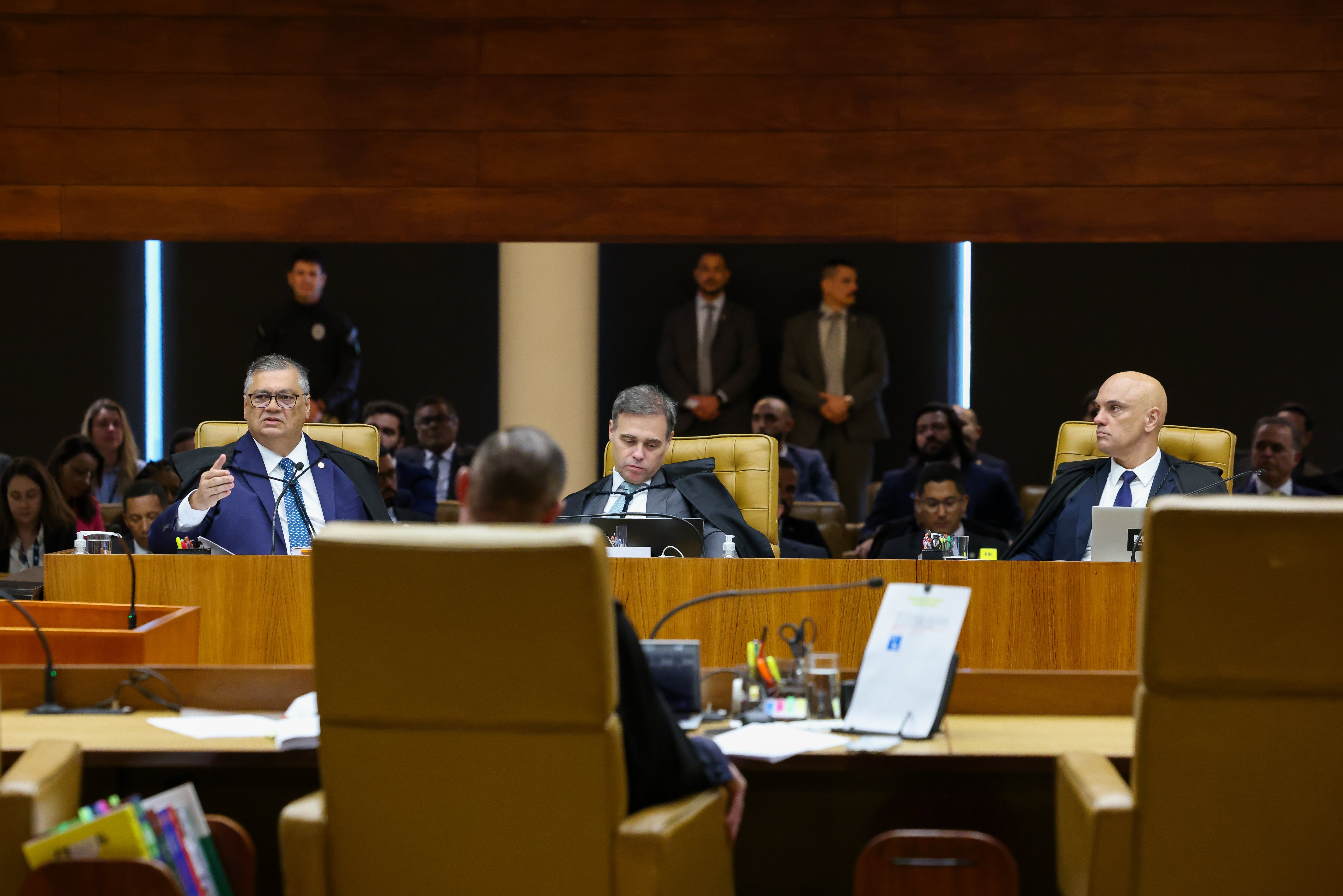 STF in Tense Climate: Dino Requests View and Ministers Exchange Accusations about Investigation