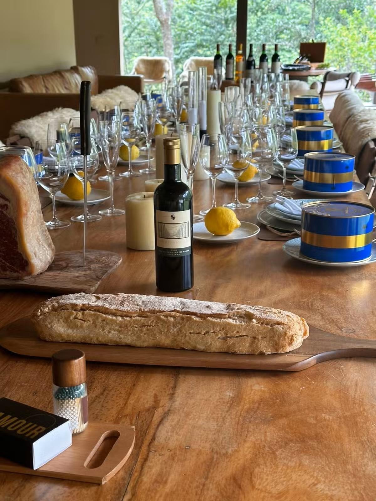 Secret Banquet at Resort: Messages Expose Luxury to Please STF Minister