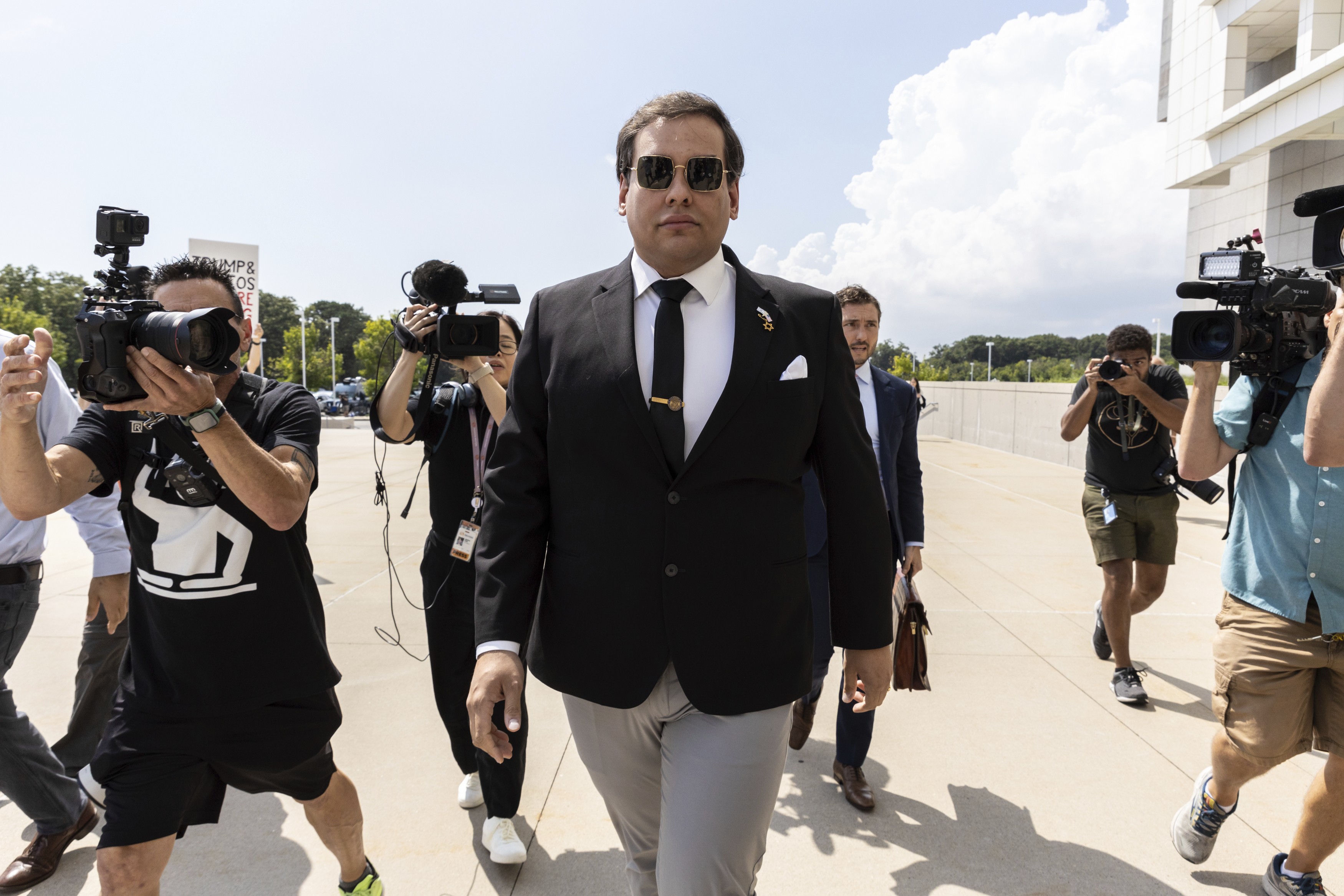 George Santos é expulso para sempre de plataforma de apostas após suspeitas de insider trading
