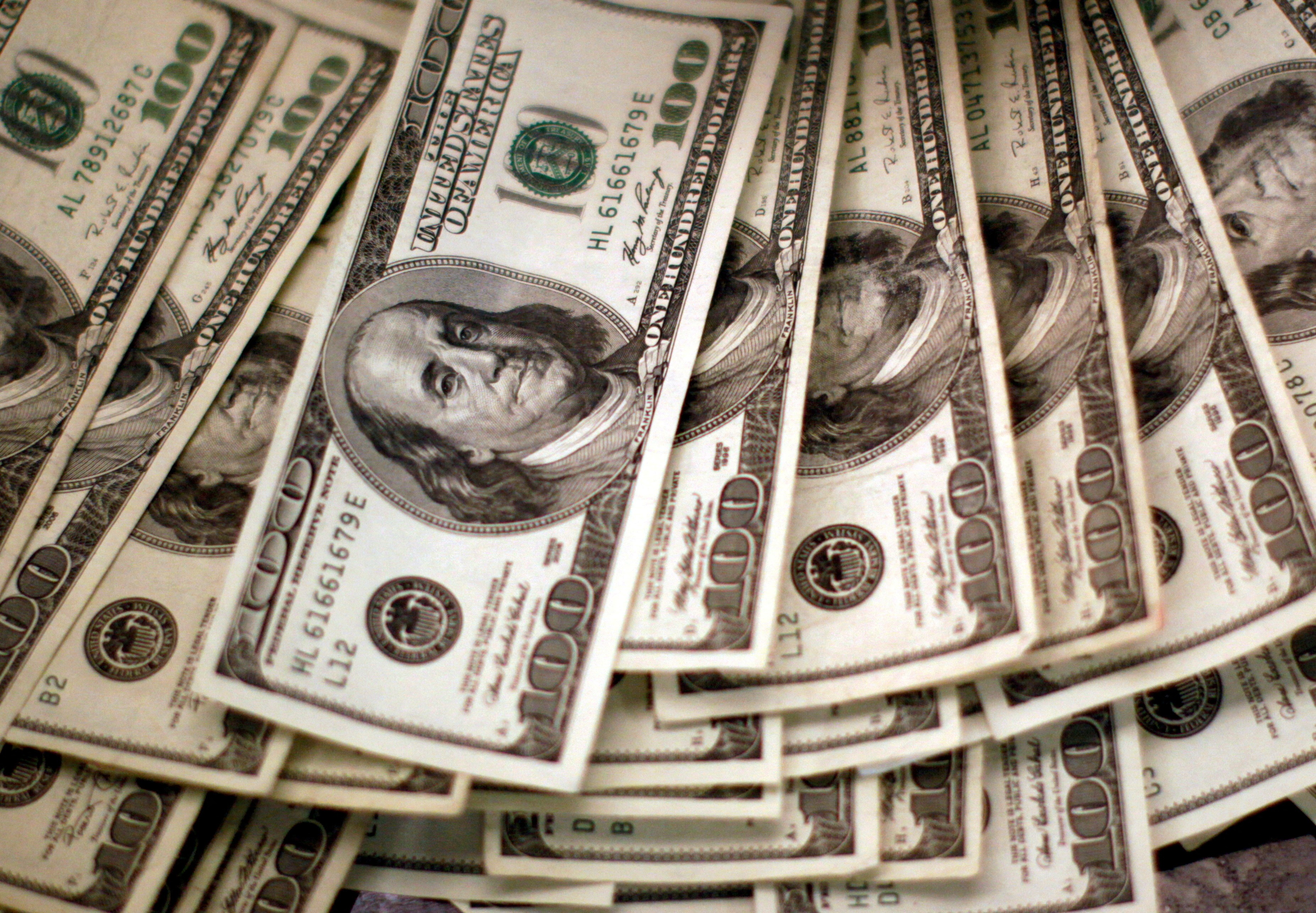 Dólar recua e Ibovespa dispara mais de 2% com petróleo e pesquisa eleitoral no radar